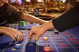 Pengguna Indonesia memainkan Live Casino nuansaslot di smartphone dengan nyaman
